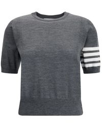 Thom Browne - Truien & Vesten ,Grijs ,Wol Gebreid T-Shirt Met Iconische Banden - Lyst