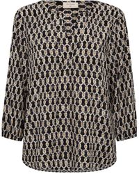 Freequent - Bedruckte Schwarze Bluse Mit V-Ausschnitt - Lyst