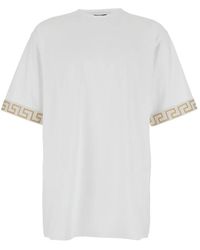 Versace - T-Shirt Met Ronde Hals En Greca-Patroon Op De Mouwen - Lyst