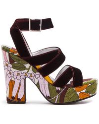 La DoubleJ - Schoenen ,Veelkleurig ,Power-Printed Medal Wedge Sandalen - Lyst
