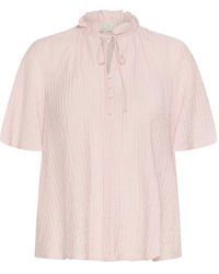 Kaffe - Lotus Bluse Mit Kurzen Ärmeln Und V-Ausschnitt - Lyst