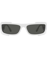 Versace - Rechteckige sonnenbrille mit dunkelgrauer linse und weißem rahmen - Lyst