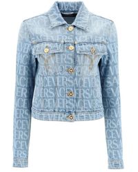 Versace - Giacca in denim con stampa logo all-over - Lyst