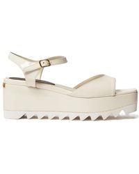 Stella McCartney - Elyse Patent Platform Sandalen - Lyst