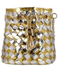 La Carrie - Goldene Geflochtene Crossbody Eimer Tasche - Lyst