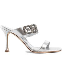 Manolo Blahnik - Silberne sandalen mit knöchelriemen und kristallverzierung olo blahnik - Lyst