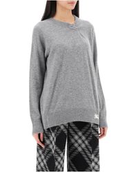 Burberry - Oversized cashmere pullover con dettaglio spilla kilt in metallo - Lyst