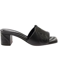 Alexander McQueen - Sandalias planas de cuero metalizado negro - Lyst