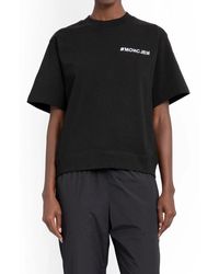 Moncler - Camiseta negra con logo y cuello redondo - Lyst