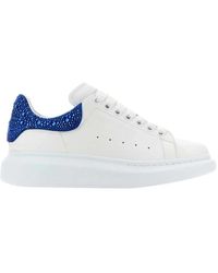 Alexander McQueen - Weiße oversized sneakers mit blauem wildlederabsatz und strasssteinen - Lyst