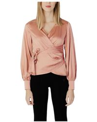 Guess - Blusa rosa con cuello en v para mujeres - Lyst