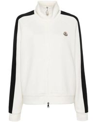 Moncler - Weißer pullover mit hohem kragen und logo patch - Lyst
