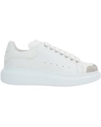 Alexander McQueen - Zapatillas blancas oversize de cuero con logo en relieve - Lyst