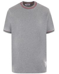 Thom Browne - Graues baumwoll-jersey t-shirt mit logo und tricolor streifen - Lyst