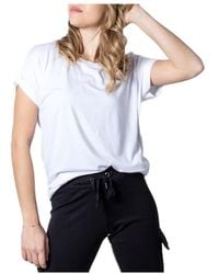 ONLY - Weißes kurzarm-crew-neck-t-shirt - Lyst