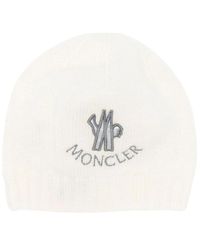 Moncler - Weiße gerippte kinderkappe mit grauer logo-stickerei - Lyst