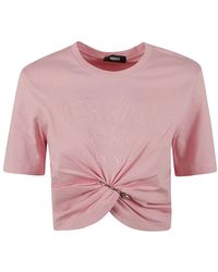 Versace - T-shirts und polos aus jersey-stoff mit milano logo-stickerei,rosa bestickte t-shirts und polos - Lyst