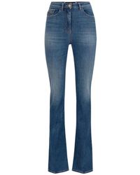 Elisabetta Franchi - Jeans a zampa in denim con dettaglio logo in metallo dorato - Lyst