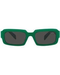 Prada - Rechteckige sonnenbrille mit grünem go-rahmen und dunkelgrauen gläsern - Lyst