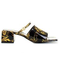 Versace - Schwarze sandalen mit barockmuster und metallischen goldfarbenen details - Lyst