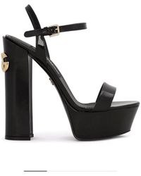 Dolce & Gabbana - Sandali con tacco alto in pelle verniciata nera e logo - Lyst