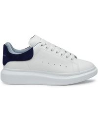 Alexander McQueen - Weiße leder low-top sneakers mit blauer wildlederferse - Lyst