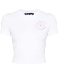 Versace - Weißes t-shirt mit v-emblem logo print - Lyst