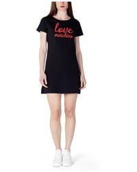 Love Moschino - Kurzes Kleid mit Logo-Druck - Lyst