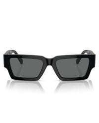 Versace - Rechteckige sonnenbrille mit dunkelgrauer linse und glänzendem schwarzem rahmen - Lyst