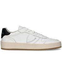 Philippe Model - Sneakers in pelle bianca con suola in gomma a contrasto - Lyst