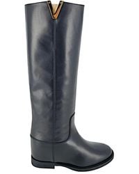 Via Roma 15 - Schwarze, Röhrenförmige Lederstiefel Mit Goldenem 'V'-Detail - Lyst