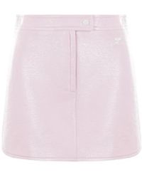 Courreges - Minifalda de vinilo rosa pálido con logo bordado - Lyst