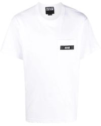 Versace - Weißes t-shirt mit tasche und schwarzem logo - Lyst