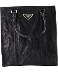 Prada - Handtasche mit verstellbarem riemen und metall-logo - Lyst