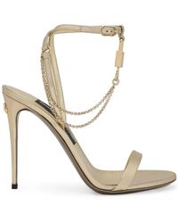 Dolce & Gabbana - Sandalias de cuero laminado dorado con cadena y candado - Lyst