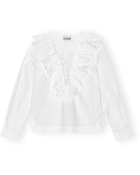 Ganni - Blusa bianca in popeline di cotone con volant e scollo a v - Lyst