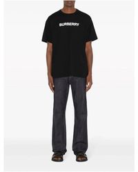 Burberry - T-shirt e polo crewneck nere con scritta - Lyst