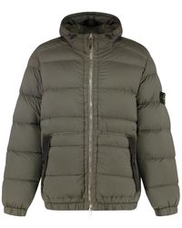 Stone Island - Korte Gewatteerde Jas Met Capuchon En Logo Patch - Lyst