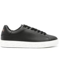 Versace - Schoenen ,Zwart ,Leer Zwarte Sneakers Met Greca-Details - Lyst