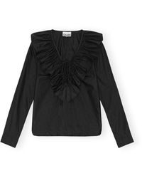 Ganni - Blusa negra de popelina de algodón con volantes y cuello en v - Lyst