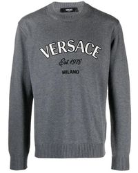 Versace - Maglione grigio in lana con ricamo milano stamp - Lyst