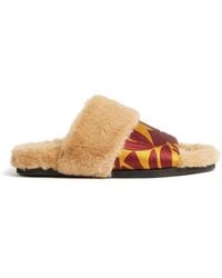 La DoubleJ - Winter-Slides mit ägyptisch inspiriertem Muster - Lyst