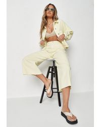 Missguided Gekürzte Jeans mit weitem Bein und ausgefranstem Saum - Gelb