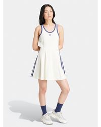 adidas - Kleid Für Den Alltag Ir7468 Weiß Slim Fit - Lyst