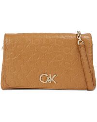 Calvin Klein - Handtasche re-lock shoulder bag md - emb k60k611061 brown sugar ga5 - Lyst