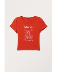 Monki - × Love Is... Kurzes, Bedrucktes T-Shirt - Lyst