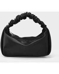 Alexander Wang Tasche Baguette Scrunchie Mini aus Satin schwarz
