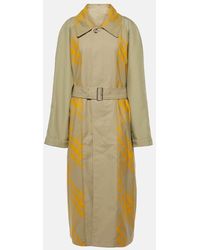 Burberry - Trenchcoat Aus Baumwollgabardine Mit Gürtel, Applikation Und Karomuster - Lyst