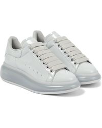 Alexander McQueen Sneakers aus Lacklederimitat - Weiß