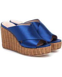 Damen Schuhe Absätze Sandalen mit Keilabsatz Miu Miu Wedge-Sandalen aus Satin in Blau 